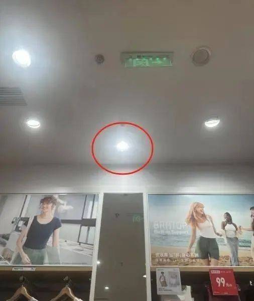 友吐槽镜子有“美颜滤镜”衣服色差大店员回应不朽情缘游戏网站址“优衣库镜子”冲上热搜网(图2)